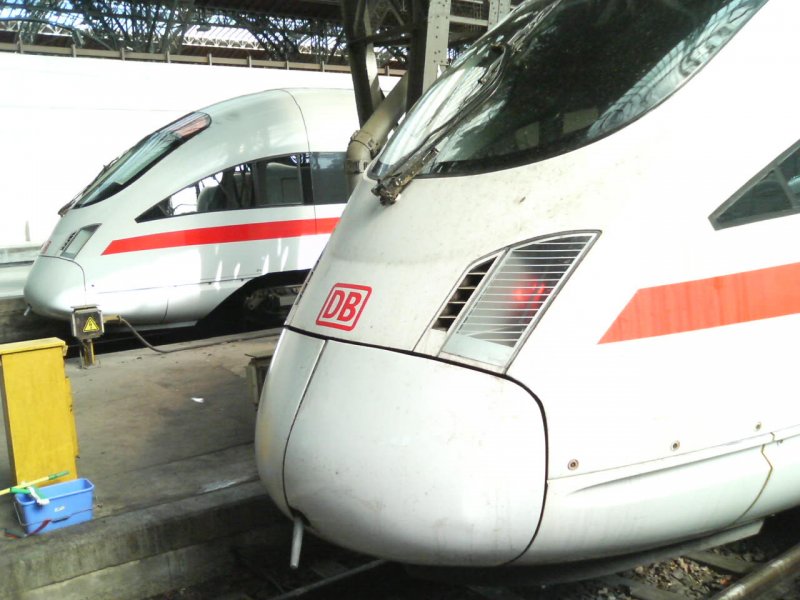 Hier hab ich mal die Frontseite zweier ICE-T´s Fotografiert.

Aufnahmeort: Leipzig Hbf