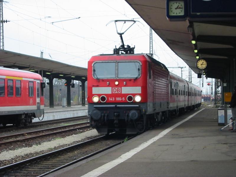 Hier habe ich die 143-186 am 8.12.2004 fotografiert. Foto zeigt sie an der Regionalbahn von Biblis nach Worms. Besonderheit weilackierte Lichtringe
Lok war damals noch in Ludwigshafen (Rh) beheimatet jetzt ist sie in Braunschweig. (Quelle:www.br143.de)
