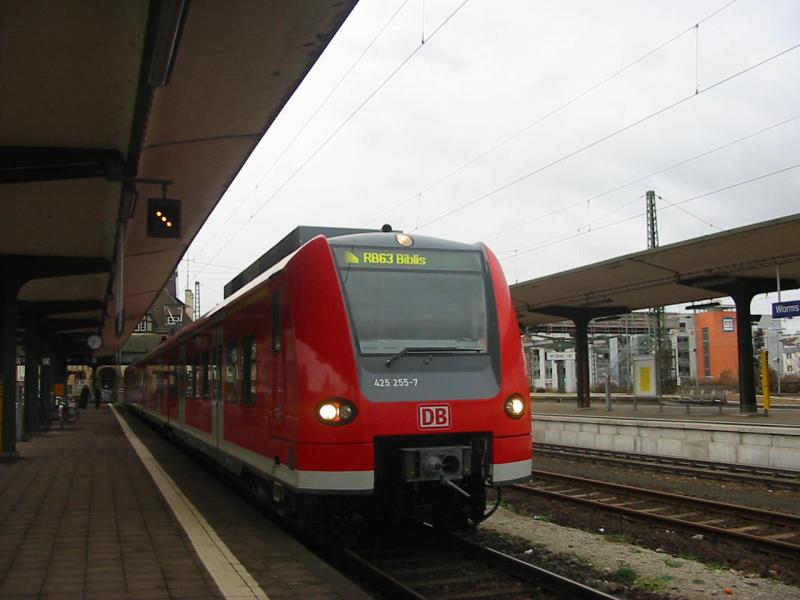 Hier habe ich die ET 425-255 am 25.12.2004 als Regionalbahn nach Biblis fotografiert.