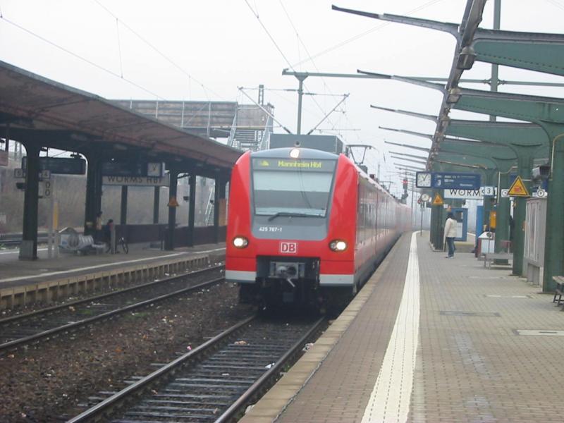 Hier habe ich die ET425-267(4.Bauserie der 425) als RB 18031 von Mainz nach Mannheim am 30.12.2004 fotografiert

Foto zeigt sie Worms gemacht.