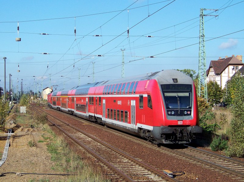 Hier habe ich den RE2 von Cottbus nach Rathenow mal von  hinten  erlegt. Er beschleunigt gerade aus dem Bahnhof von Lbbenau/Spreewald. Nchster Halt ist Lbben/Spreewald. 19.10.2009