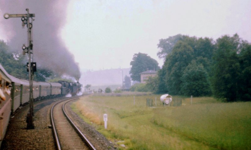 Hier haben die beiden Dampflokstars mit ihrer 400to-Last bereits das schlimmste hinter sich - Einfahrt in einen Unterwegsbf in Richtung Hof.  (Gescanntes Dia)