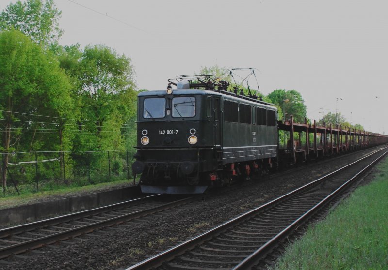Hier haben wir ein reaktiviertes Schtzchen: Die 142 001-7 in der wunderschnen dunkelgrnen Lackierung. Hier bei der Abfahrt hinunter von der Avenwedder Brcke in Richtung Bielefeld am. 27.04.2001. Im Schlepp einen ganzen Zug leerer Autotransporter. Diese Lok fhrt in Diensten der Muldental-Eisenbahnverkehrsgesellschaft und stand bis zum 09.10.2008 im Eisenbahn-Museum Dresden-Altstadt. Jetzt nahezu tglich in den Abendstunden mit Autotransportern in OWL rund um Bielefeld anzutreffen. 
