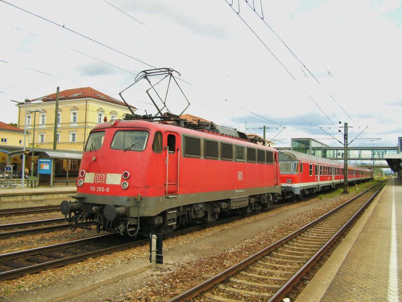 Hier hngt sich die 110er Bgelfalte gerade vor eine Rb in Regensburg Hauptbahnhof und wird dann nach Platlling weiter fahren.
(25.07.2009, Rgb Hbf)