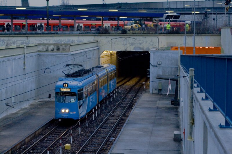 Hier htte man Spter auch nur noch ein Dach draufsetzten mssen, schon wre die Haltestelle unter Tage. Ostausgang, 11.12.