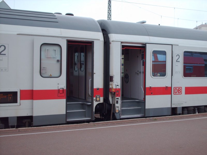 Hier im Halle(Saale)Hbf der InterCity 2457  Strelasund  ,wartet auf die Abfahrtzeit 14.00 Uhr auf Gleis 5. Auf Gleis 3 fhrt der InterCity 2456  Strelasund  ein und fhrt dann weiter nach Dsseldorf Hbf ber Erfurt, Kassel Wilhelmshhe und Soest.