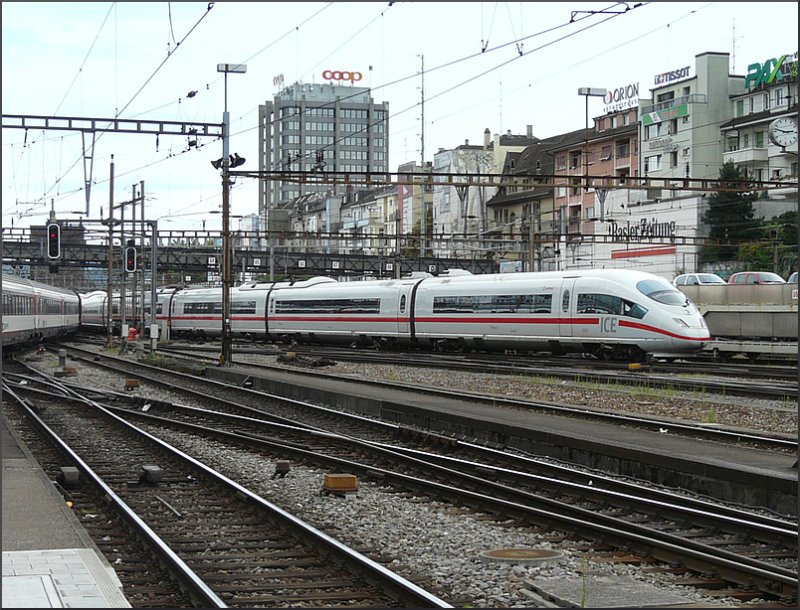 Hier handelt es sich nicht um eine Spiegelung, sondern um eine Paralleleinfahrt und wenn man genau hinschaut sogar um eine Dreifacheinfahrt in den Bahnhof Basel SBB am 04.08.08. (Jeanny) 