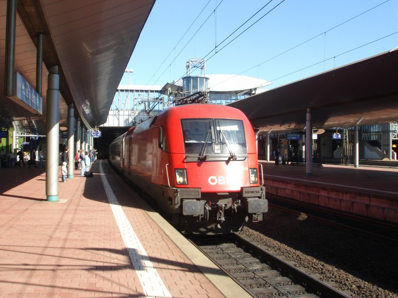 Hier hat Einfahrt der InterCity 2083 aus Hamburg nach Berchtesgaden. Eigentlich fhrt dieser Zug nur bis Freilassing als IC. Ab Freilassing wird aus IC 2083 der RE 2083. Aufgenommen am 30.04.07