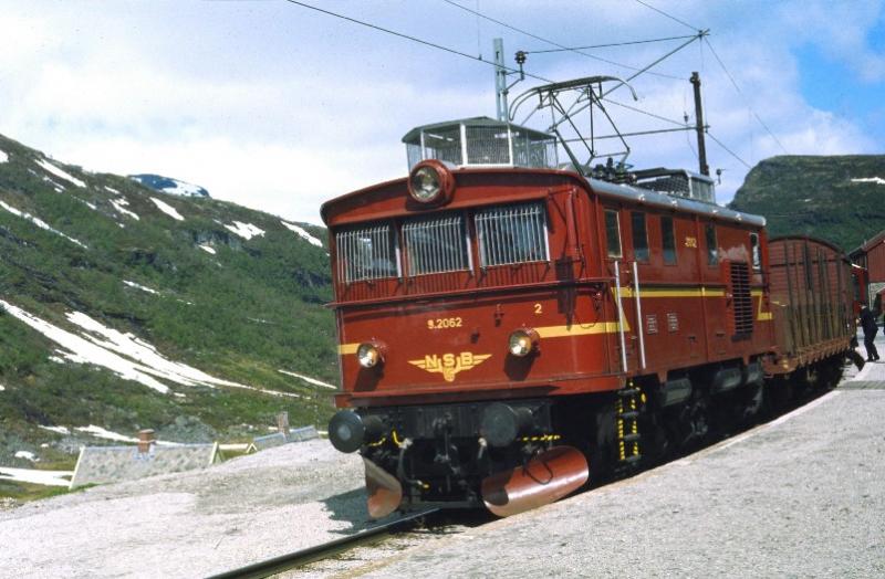 Hier hat die El9 2062 mit seine GmP die endbahnhof vom Myrdal erreicht. Bild in sommer 1975 aufgenommen.