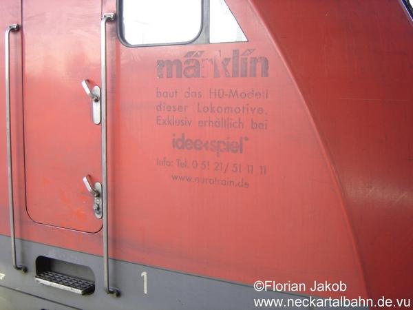 Hier hat man wohl bei der Entfernung der Folien schlampig gearbeitet, da die Lok (101 078) schon lange nicht mehr die Werbung von Idee+Spiel trgt, die Schrift ist jedoch noch recht deutlich zu lesen.