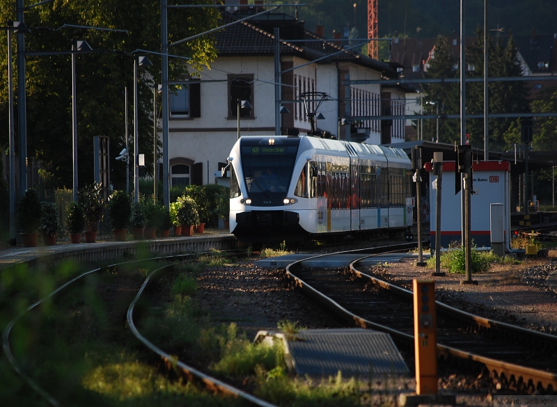 Hier hat die Moderne gerade wieder Einzug gehalten. Die erste Verbindung in die Schweiz bei dem der moderne GTW 2/6 wieder ran darf. (Waldshut, 23. August 2009)