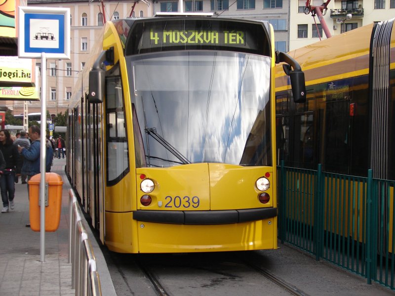 Hier hat die Straenbahnlinie 4 in Budapest ihr Ziel Moszkva tr erreicht. Aufgenommen am 21.10.2007