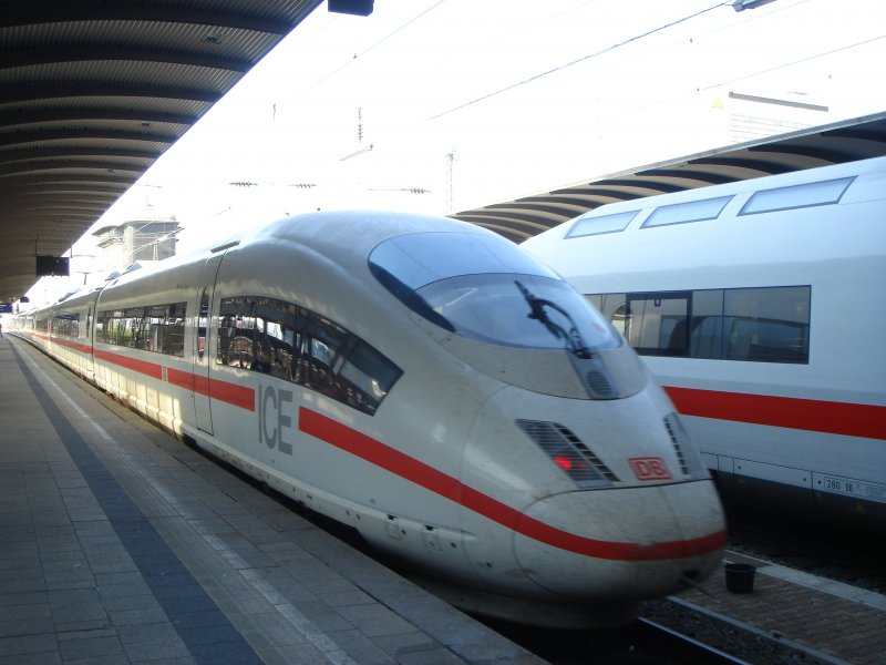 Hier hatt ICE 223 (ICE-International) aus Amsterdam und ICE 621 aus Kln Hbf Ausfahrt in Frankfurt am Main. Beide Zugteile verkehren nach Mnchen ber Nrnberg.