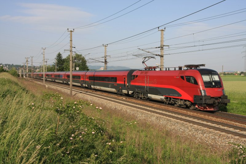 Hier die hellere Variante (gefllt mir persnlich besser als die dunkle) des Railjets: 1116 204 mit RJ 69 unterwegs in Richtung Linz am 24. Mai 2009, aufgenommen bei Leonding.