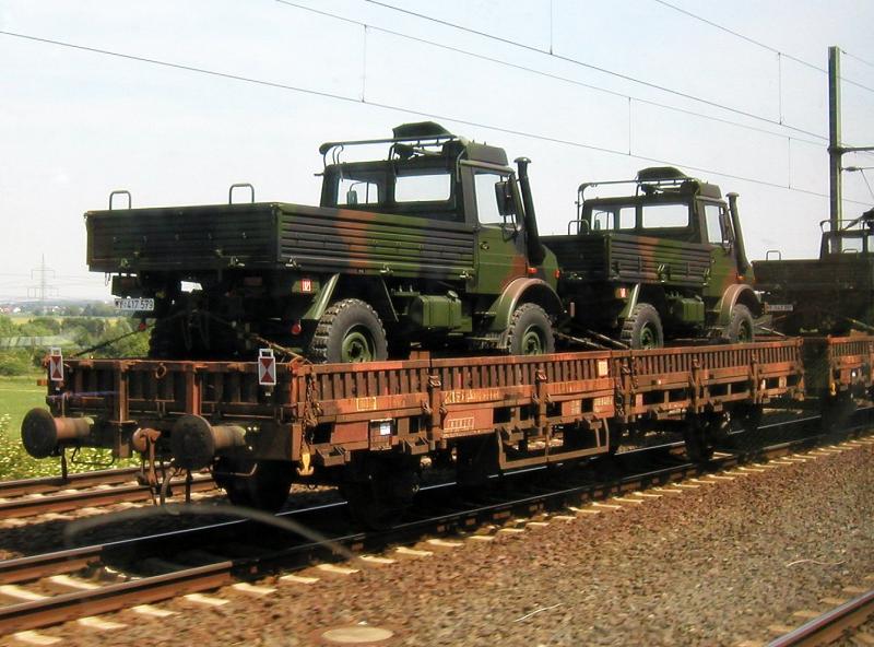 Hier der hinterer der beiden Flachwagen beladen mit zwei 2-Tonner LKWs der Bundeswehr und gezogen von 294 725-7 auf der HGS Düren-Köln. Das Foto wurde aus der parallel fahrenden S-Bahn aufgenommen.(9.6.06)