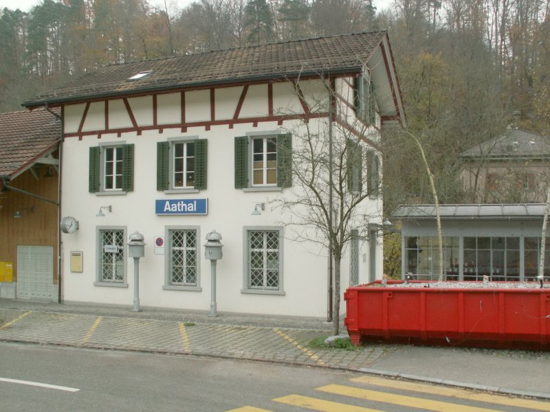 Hier hlt schon lange kein Zug mehr.Der alte Bahnhof Aathal/ZH(zwischen Uster und Wetzikon)Heute ist dort eine Tierarztpraxis eingemietet.Die Strecke und der neue Bahnhof Aathal befindet sich in 50m Entfernung an einer anderen Stelle.In der Nhe befindet sich auch ein bekanntes Sauriermuseum.Aathal 06.11.08