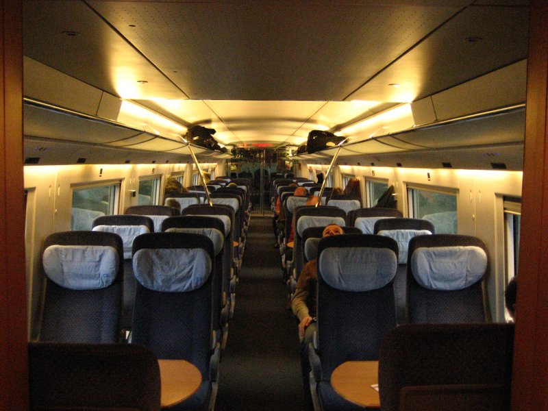 Hier die Innenansicht eines ICE-T. Auf der Fahrt von Frankfurt Hbf. nach Zrich HB. Nicht viel los an diesem 6. Januar 2007.
