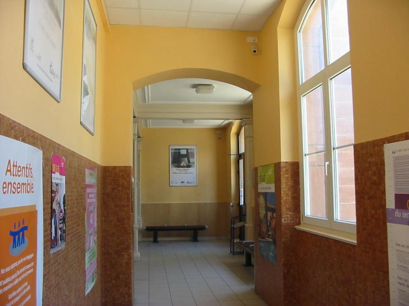 Hier ist der Innenraum des Bahnhofs Obernai zusehen.