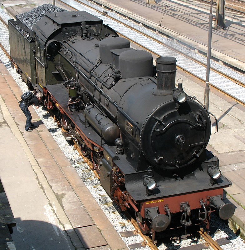 Hier interessiert sich jemand fr die Details an der Dampflok 2455  Posen  (P8, BR 38.10-40), die mit dem  Zug der Erinnerung  in Dresden Hbf. weilte; 30.04.2008
