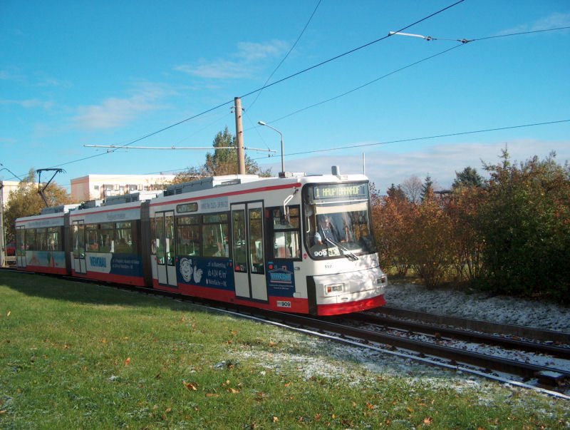 Hier jetzt noch GT6N Tw 909 bei der Einfahrt in die Schleife Eckersbach am 2.11.06. Zu dieser Zeit hatte er noch Werbebeklebung der Firma WEWOBAU.