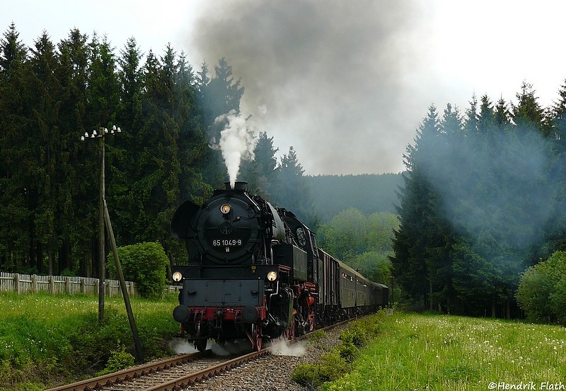 Hier kmpft sich 65 1049 am 21.05.2009 mit DPE 31994 die Steigung nahe Walthersdorf empor.