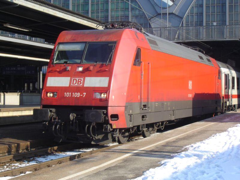 Hier in Karlsruhe wird die 101 109-9 gegen eine BR 181 eingetauscht fr den Grenzberschreitenden Verkehr nach Paris EST. Diese BR 181 stehen immer schon zwei bereit fr den Einsatz.