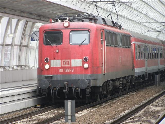 Hier ist die Kasten 110-166-6 vor dem RE 4092 nach Trier in Ludwigshafen Mitte zu sehen. 19.2.07