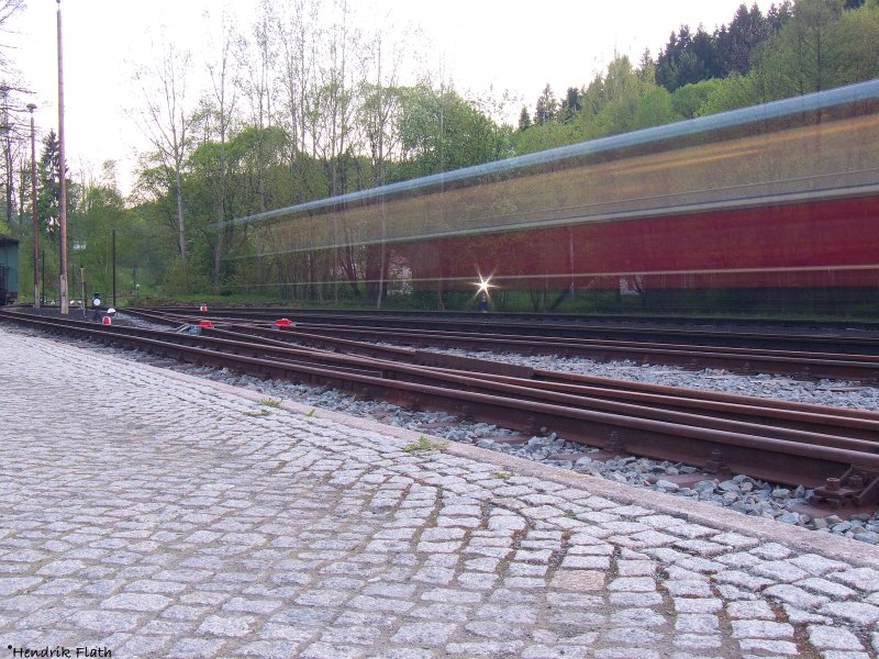 Hier eine kleine Spielerei mit der Belichtungszeit in Steinbach. VT 137 322 bei der Ausfahrt in Richtung Jhstadt am 11.05.2008