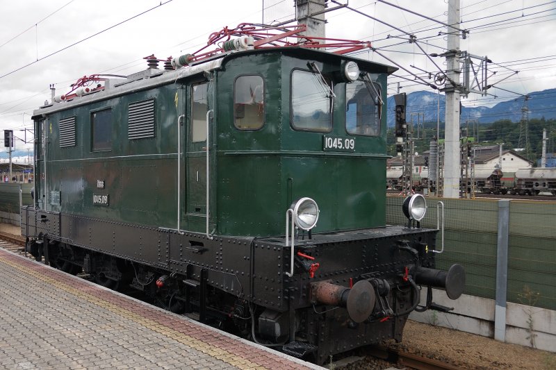 Hier die  kofferlose  Seite der 1045.09 . (Wrgl, 23./24.08.2008)