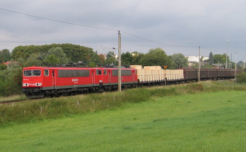 Hier kommen die 155 143 und die 155 032 mit einem gemischten Gterzug von Wismar duch Mecklenburg Richtung Bad Kleinen gefahren. 08.09.2008
