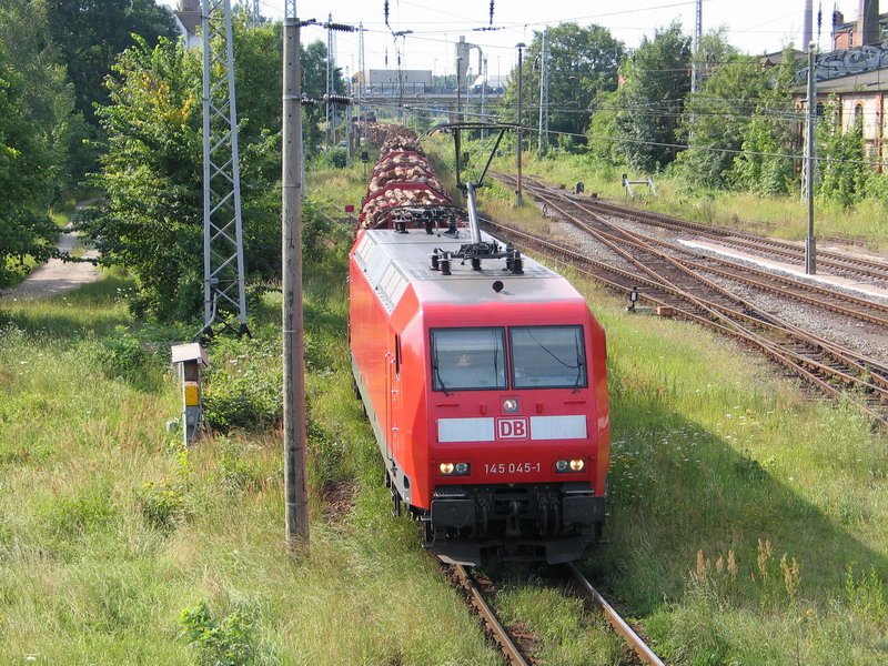 Hier kommt die 145 045 mit einem Holzzug in den Wismarer Bahnhof gefahren. 17.07.2007
