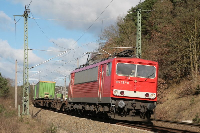 Hier kommt die 155 267 mit einem G�terzug von Bad Kleinen in den Bahnhof Blankenberg gefahren. 18.03.2008