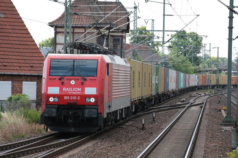 Hier kommt die 189 010 mit ihrem Containerzug in den Bahnhof Ludwigslust gefahren. 26.06.2008