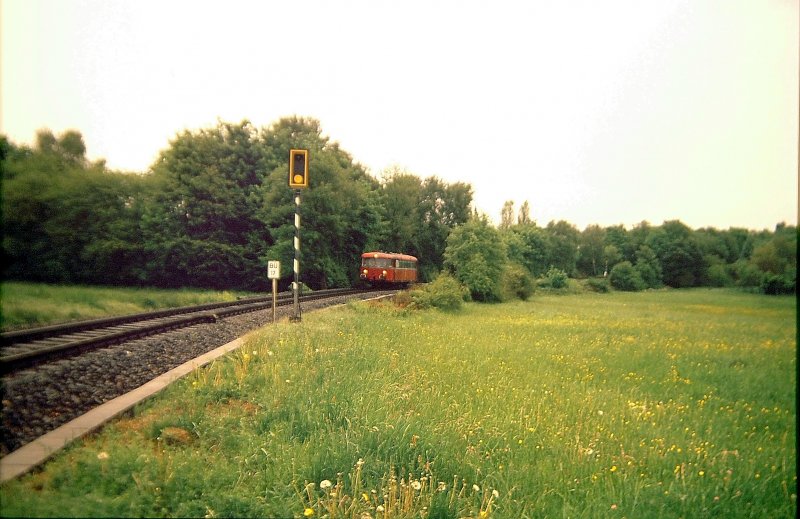 Hier kommt er bei einer weiteren Pendelfahrt gerade um die Kurve, kurz vor dem Bahnbergang
