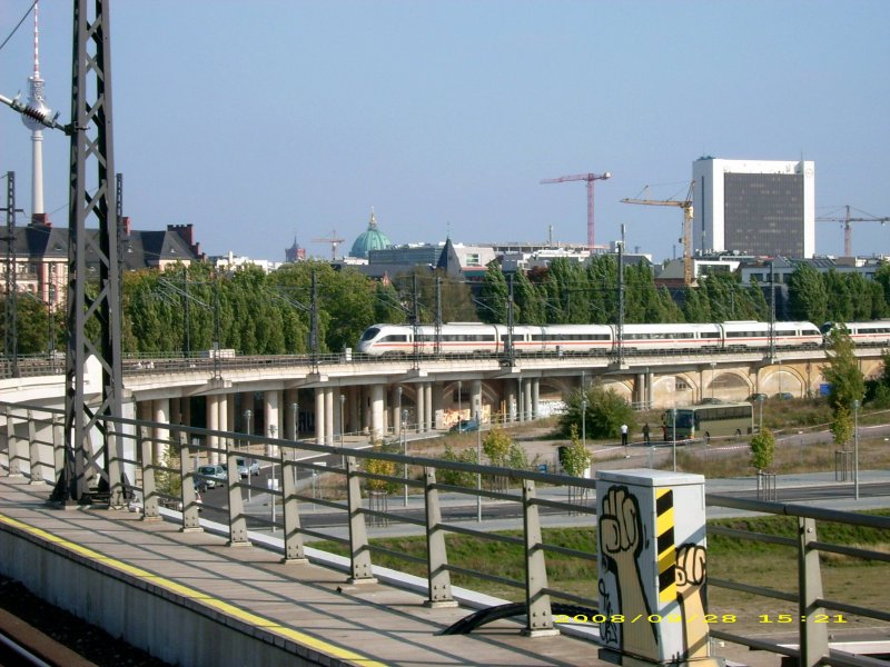 Hier kommt der ICE 38 nach Koppenhagen und Aarhus ber die Berliner Stadtbahn in den Hbf.