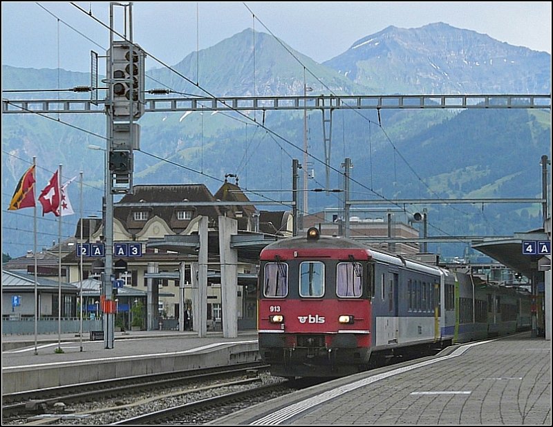 Hier kommt noch ein  richtiger  (wenn auch bunt zusammen gemixter) Zug der BLS vom Ltschberg und fhrt vor der schnen Bergkulisse in den Bahnhof von Spiez ein. 29.07.08 (Jeanny)