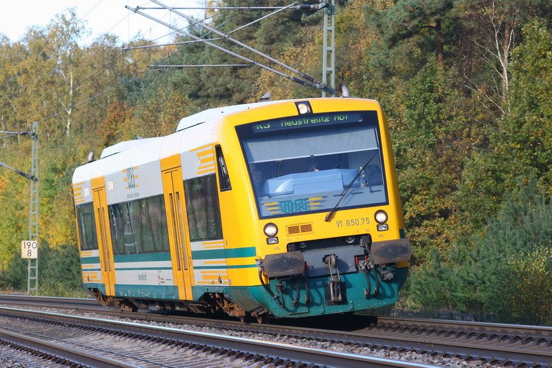 Hier kommt die ODEG mit VT 650.75 von Hagenow nach Neustrelitz. 19.10.2007