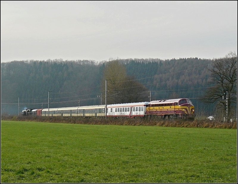 Hier kommt das Original: Von Ettelbrck nach Kautenbach fuhr der  Chrstdagszuch 2008 , gezogen von der Diesellok 1604, in Erpeldange/Ettelbrck an mir vorbei. 14.12.08 (Hans)