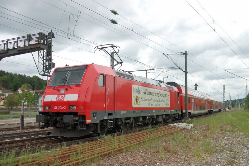 Hier kommt selbst auf den letzten Metern der Geislinger Steige Steilrampenfeeling auf. 146 204-3 mit  Baden Wrttemberg-Werbung  drckt ihren RE bergan. Aufgenommen am 20.05.2008