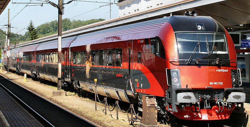 Hier der komplette Zug im aktuellen Railjet-Design mit Blick auf den Steuerwagen 80-90.702. Aufgenommen am 10.05.2008 im Bahnhof Amstetten.