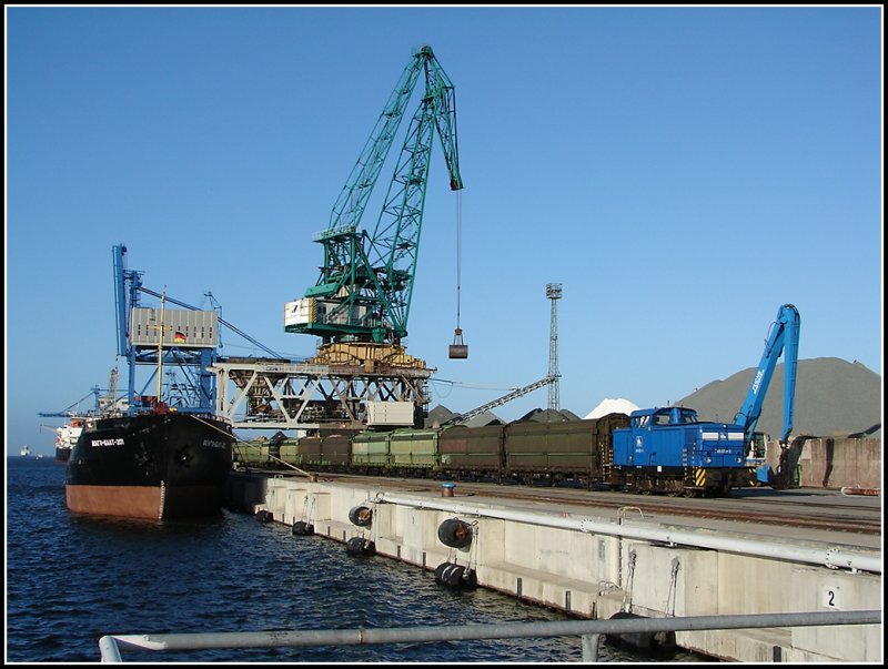 Hier konnte ich die Br 346 004-3 beim rangieren am Verladekai im Seehafen Rostock beobachten. Aufgenommen am 3.2.07