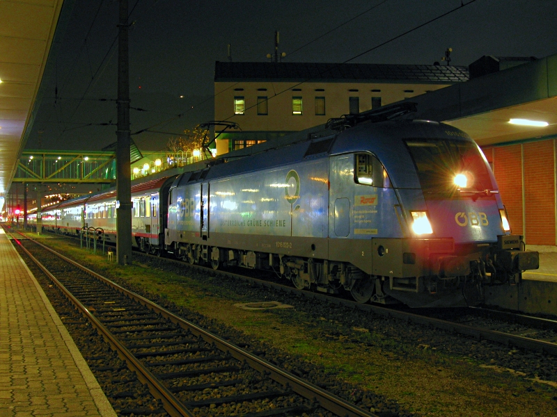 Hier die Kyoto Lok am EC 668 in Bregenz am Halloweenabend.

Lg
