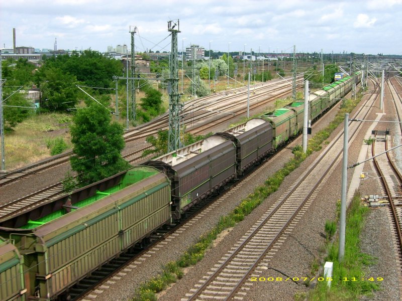 Hier die leeren Wagen der 253 014 in Bitterfeld. Fotografiert am 05.07.08 in Bitterfeld.