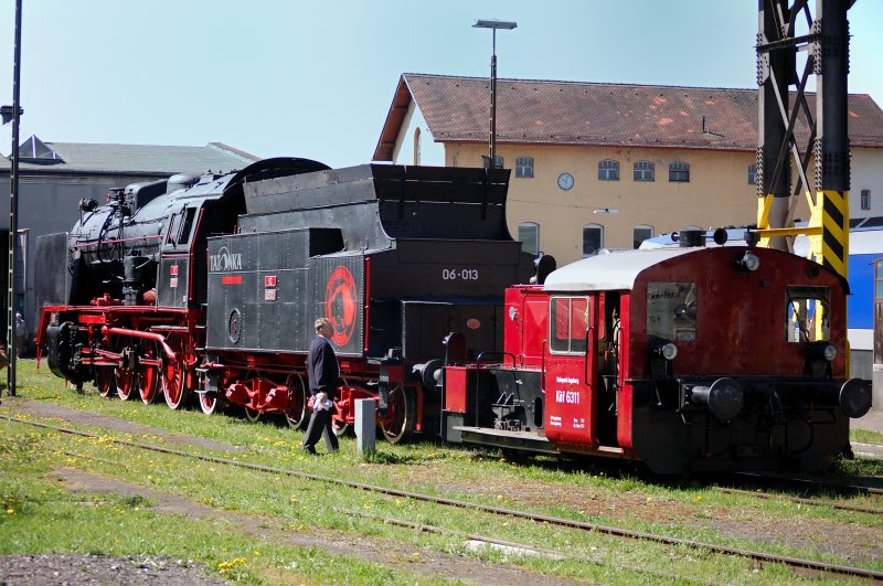 Hier legt der Chef selbst Hand an. Stets mit Putzlappen bewaffnet, weist der Bahnpark-Leiter einen seiner Mitarbeiter beim Rangieren mit der Gebirgsdampflok  06-013 ein. Eventuelle Verunreinigungen  an seinen Lieblingen  werden von ihm hchstpersnlich beseitigt.