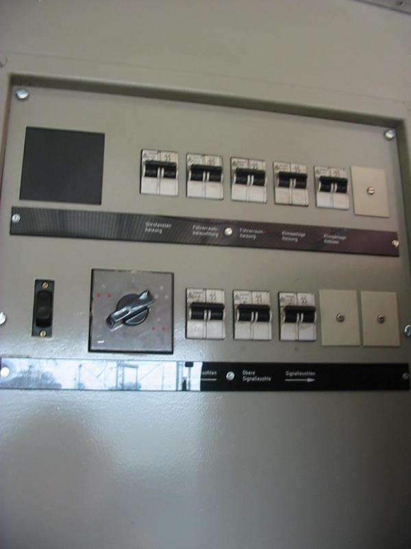Hier ist die Licht- und Sicherungsschalttafel eines BR111 zusehen.
Hab einfach mal schnell den Lokfhrer gefragt.