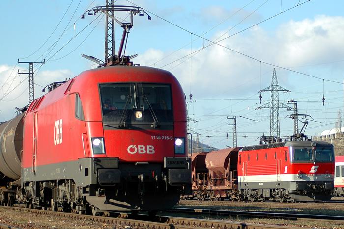 Hier liegen einige Jahre dazwischen. 1116 215 trifft in Wien Htteldorf am 8.12.2005 auf 1044 013.