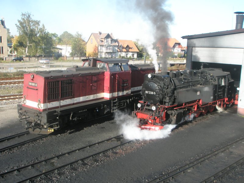 Hier links 199 861-6 der HSB und rechts 99 7236-5 der HSB, diese beiden Loks standen am 20.10.2009 im BW Wernigerode.