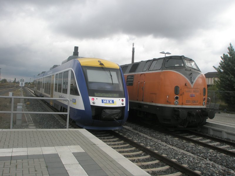 Hier links ein HEX nach Halle(Salle) Hbf und rechts eine abgestellte 221 135-7, dise beiden Triebfahrzeuge traffen sich am 8.10.2009 in Halberstadt Hbf.