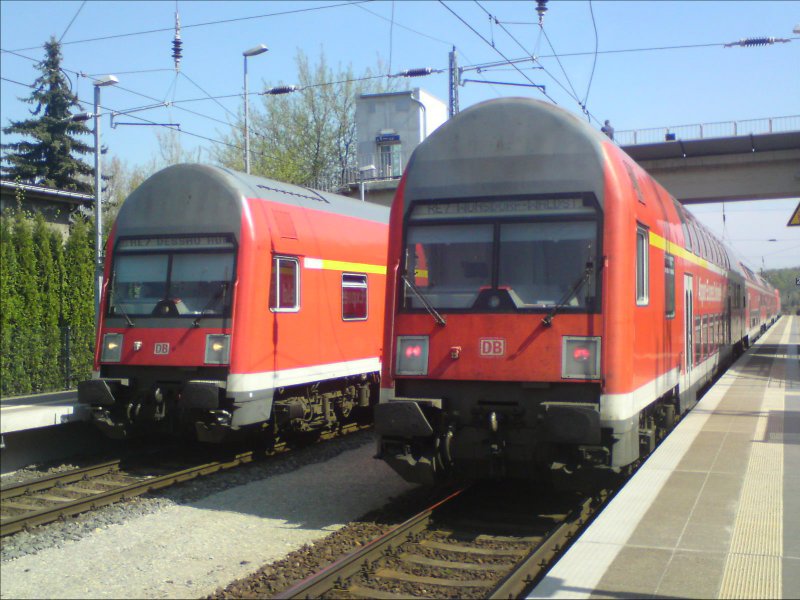 Hier links ein RE7 von Wnsdorf-Waldstadt nach Dessau Hbf. und rechts ein RE7 von Dessau Hbf. nach Wnsdorf-Waldstadt, diese beiden Zge standen am 15.4.2009 in Bad Belzig.