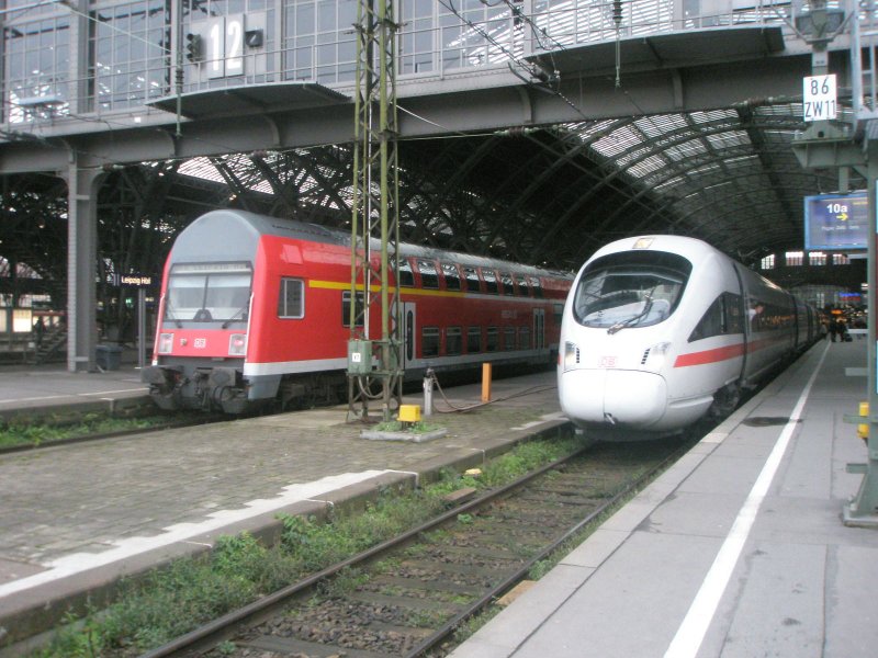Hier links eine RB130 von Zwickau(Sachs) Hbf. nach Leipzig Hbf und rechts 411 831-8  Trier  als ICE1609 von Mnchen Hbf. nach Berlin Gesundbrunnen, diese beiden Zge staden am 28.10.2009 in Leipzig Hbf.